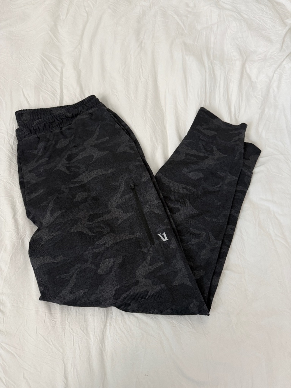 vuori camo jogger   size medium   details: -Vuori Sunday Performance Joggers in